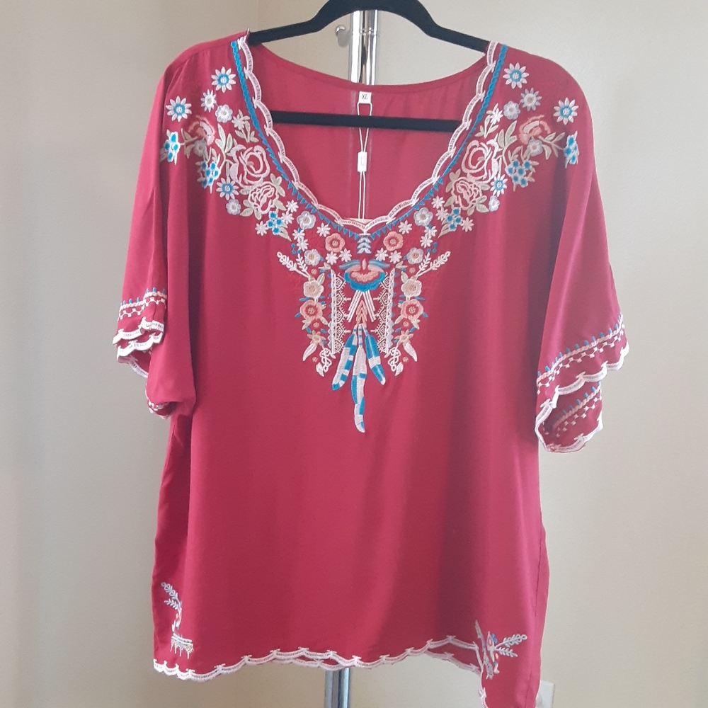 Komili embroidered short sleeve woven blouse, size XL.
